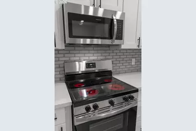 8778 N Newman Ave, Portland, OR 97203 - Photo 13