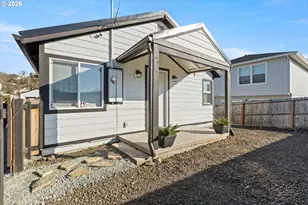 925 NE Cedar St, Roseburg, OR 97470 - Photo 1