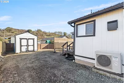 925 NE Cedar St, Roseburg, OR 97470 - Photo 39