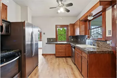8921 SE Washington St, Portland, OR 97216 - Photo 15