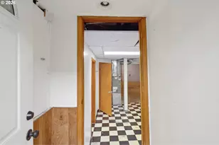 8921 SE Washington St, Portland, OR 97216 - Photo 33