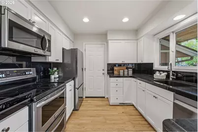 6710 SW 11th Dr, Portland, OR 97219 - Photo 17