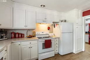 223 W Hazel St, Roseburg, OR 97471 - Photo 13