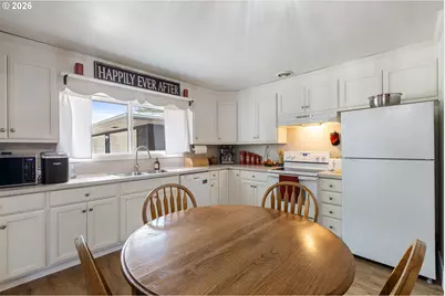 223 W Hazel St, Roseburg, OR 97471 - Photo 11