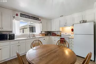 223 W Hazel St, Roseburg, OR 97471 - Photo 11