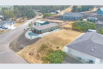 411 Clark St, Myrtle Creek, OR 97457 - Photo 1