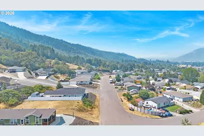 411 Clark St, Myrtle Creek, OR 97457 - Photo 9