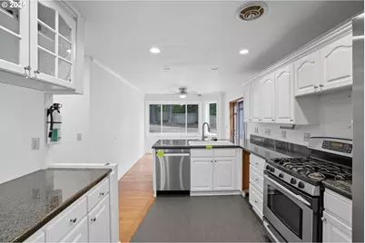 9360 SW Meadow Ln, Portland, OR 97225 - Photo 11