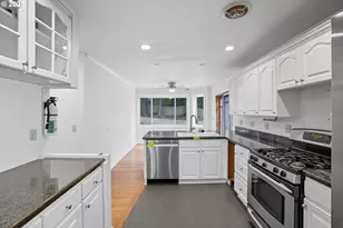 9360 SW Meadow Ln, Portland, OR 97225 - Photo 11