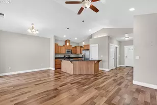 989 Pendleton Dr, Medford, OR 97501 - Photo 3