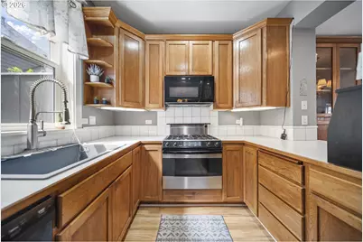 1421 NE Market Dr, Fairview, OR 97024 - Photo 9