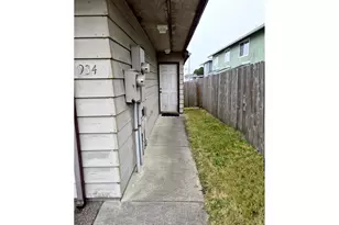 938 SW 11th St, Newport, OR 97365 - Photo 3