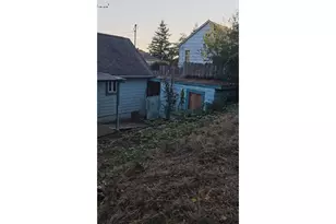 859 E St, Coos Bay, OR 97420 - Photo 21