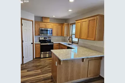 1713 E 11th St, Newberg, OR 97132 - Photo 3