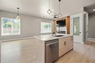 544 Buster Ln, Eugene, OR 97404 - Photo 9