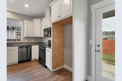 355 SE Juniper St, Mill City, OR 97360 - Photo 9