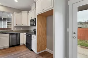 355 SE Juniper St, Mill City, OR 97360 - Photo 9