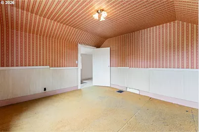 9424 N Polk Ave, Portland, OR 97203 - Photo 17