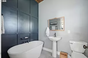 335 N H St, Cottage Grove, OR 97424 - Photo 17