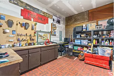 335 N H St, Cottage Grove, OR 97424 - Photo 45