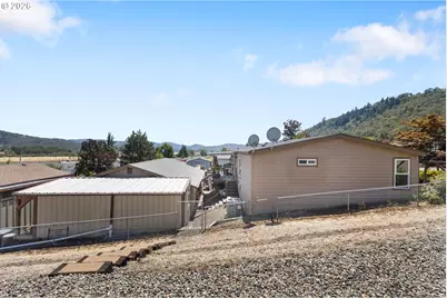 3659 NW Broad St, Roseburg, OR 97471 - Photo 39