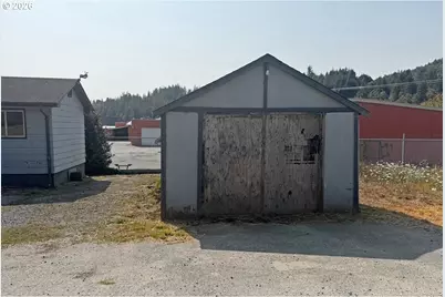 1225 N Laurel St, Coquille, OR 97423 - Photo 3