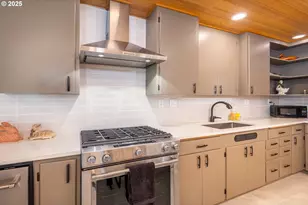 2015 Eastwood Ln, Eugene, OR 97401 - Photo 3