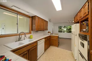 12115 NE Fremont St, Portland, OR 97220 - Photo 11