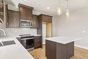 2221 E Juniper Cir, La Center, WA 98629 - Photo 9