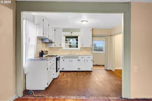 948 SW Maple St, Dallas, OR 97338 - Photo 7