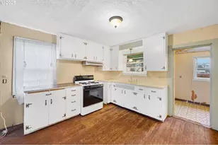 948 SW Maple St, Dallas, OR 97338 - Photo 11