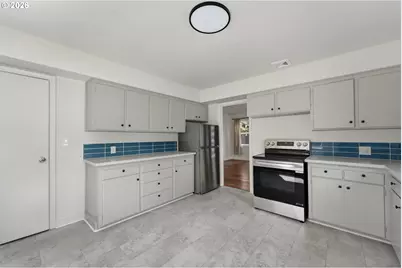 2034 NE Junior St, Portland, OR 97211 - Photo 9