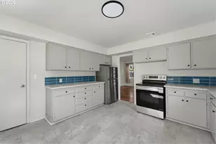 2034 NE Junior St, Portland, OR 97211 - Photo 9