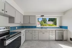 2034 NE Junior St, Portland, OR 97211 - Photo 11