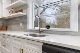 8767 N Peninsular Ave, Portland, OR 97217 - Photo 9