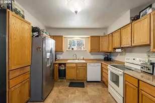 1993 Linnell Ave, Roseburg, OR 97471 - Photo 7