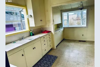 1524 Sheridan Ave, North Bend, OR 97459 - Photo 17