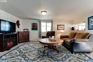 1400 Candlelight Dr, Eugene, OR 97402 - Photo 3