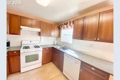 255 W Fairfield St, Gladstone, OR 97027 - Photo 9