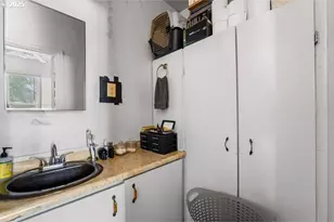 214 N Peach St, Medford, OR 97501 - Photo 11