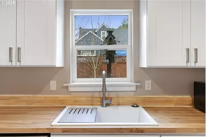 1241 NW Couch St, Camas, WA 98607 - Photo 17