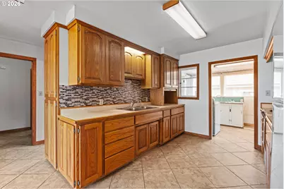1095 W 11th St, Coquille, OR 97423 - Photo 5
