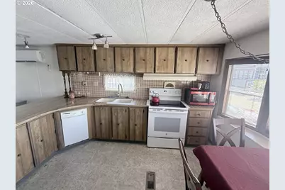 1413 Hawthorne Ave #5, Reedsport, OR 97467 - Photo 3