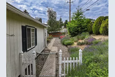 279 NE Snohomish Ave, White Salmon, WA 98672 - Photo 7