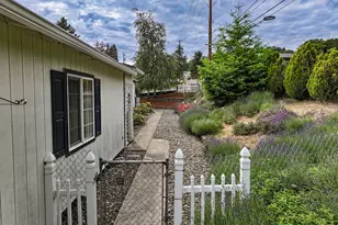 279 NE Snohomish Ave, White Salmon, WA 98672 - Photo 7