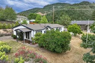 279 NE Snohomish Ave, White Salmon, WA 98672 - Photo 3