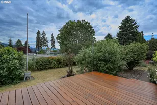 279 NE Snohomish Ave, White Salmon, WA 98672 - Photo 13
