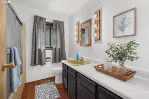 7647 SE Hawthorne Blvd, Portland, OR 97215 - Photo 11