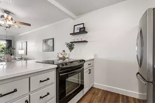 1033 SW Gibbs St, Portland, OR 97239 - Photo 11