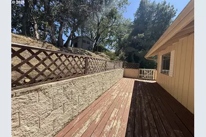 2071 NW Motah St, Roseburg, OR 97471 - Photo 33